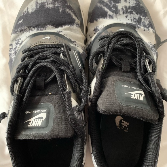 Size 8 Nike Sneakers - Picture 4 of 8